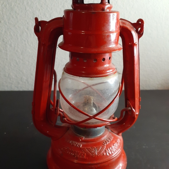 GORGEOUS VTG Winged Wheel No. 350 Red 7" Oil Lantern. - Picture 2 of 6